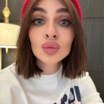 Yekaterina Varnava Instagram - Знайте, для этих селфи я встала пораньше, умылась, накрасилась, оделась. Обычно я так не делаю на праздниках. Но очень хотелось передать вам привет. Привееет! Передавайте и вы привет друг другу здесь, если не хотите также как я пройти путь от сонного до презентабельного человека😂