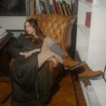 Yekaterina Varnava Instagram - Люблю быть разной, и в своих образах мне безумно нравится совмещать, казалось бы, разное. Но хорошо выглядит тот, кто чувствует себя максимально уверенно☺️ Поэтому смело экспериментируйте! Дизайнерское платье можно легко сочетать с крутыми кожаными ботинками от Ecco. Не стесняемся и внедряем комфорт даже в самый утонченный образ❤️ это фабрикс, это дитейлс. Всем самых стильных образов в Новом году! erid:2SDnjd5p4Ve