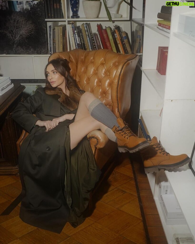 Yekaterina Varnava Instagram - Люблю быть разной, и в своих образах мне безумно нравится совмещать, казалось бы, разное. Но хорошо выглядит тот, кто чувствует себя максимально уверенно☺️ Поэтому смело экспериментируйте! Дизайнерское платье можно легко сочетать с крутыми кожаными ботинками от Ecco. Не стесняемся и внедряем комфорт даже в самый утонченный образ❤️ это фабрикс, это дитейлс. Всем самых стильных образов в Новом году! erid:2SDnjd5p4Ve