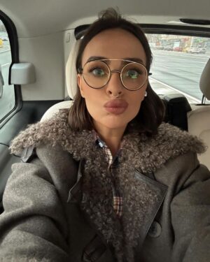 Yekaterina Varnava Instagram - Надела очки и увидела, что друзей стало мало, зато чистого воздуха - так много😘