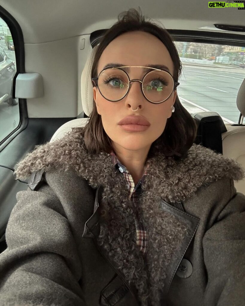 Yekaterina Varnava Instagram - Надела очки и увидела, что друзей стало мало, зато чистого воздуха - так много😘