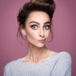 Yekaterina Varnava Instagram - Мне тут сон приснился, как я в эту субботу посетила бьюти-праздник ЛЭТУАЛЬ в Барнауле и разговаривала несколько часов с очень классными людьми. А потом мы много фотографировались, не могли поверить, что при покупке на 990 ₽ смогли сделать там же макияж или укладку…. Какой же приятный теплый сон был! Барнаул, вы понимаете, как мне не терпится встретиться с вами 21 октября в ТРЦ Galaxy, что вы мне уже снитесь!😌🫶🏻 Обязательно приходите. ЛЭТУАЛЬ подготовил подарочные бьюти-боксы для самых активных покупателей*, розыгрыши будут проводиться, кешбэки от 4000₽ будут получаться. Я тоже буду там радоваться встрече с вами. Жду! Барнаул, ТРЦ Galaxy, 21 октября с 13:00 до 18:00 будет очень круто❤️‍🔥 *Еще больше деталей ищите в постах @letoile_official