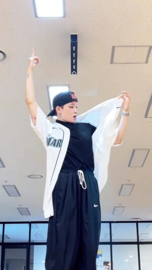 Yell Instagram - _
미국에서 건너온 새 옷 입고 신나서 오랜만에 챌린지
#Choreography by @vata_500 
#새삥 - @woozico0914 @homieduel_homies 
.
#새삥챌린지