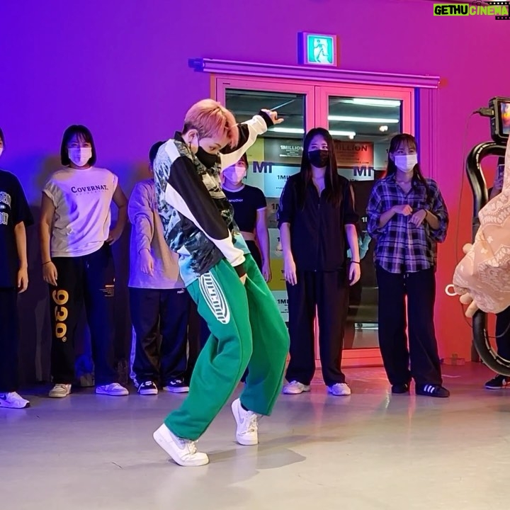 Yell Instagram - _ Pink venom preview in @1million_daejeon 🖤💖 2년만에 서울을 벗어난 팝업이었는데 너무 열정적으로 많은 분들이 참여해주셔서 감사합니다!!!! 사실 오늘 많이 힘들었는데 여러분들 덕분에 큰 에너지 얻어가요🥹 끝에 힘빠진,, 제 춤에 아쉬움이 많이 남지만 덕분에 행복한 추억 만들고 돌아갑니다✨🙏🏻 _ #PinkVenom - #BlackPink @blackpinkofficial #Choreography by @yell_yeri_kim