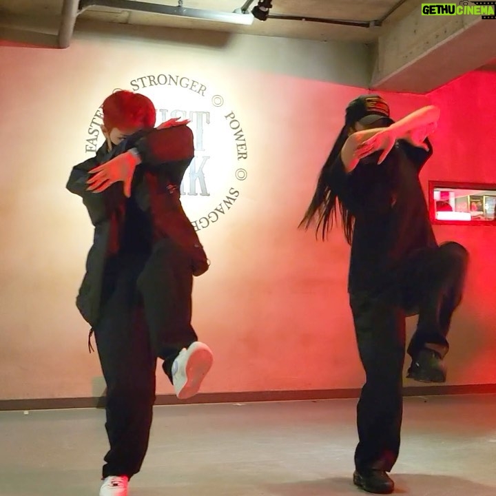 Yell Instagram - _ Gang gang⚡️ The second collab with my bf! 그림체는 완전 다르지만 항상 잘 맞는 우리 늘 좋은 영향을 주는 수정이와 두번째 콜라보에 함께 해주신 모든 분들 진심으로 감사해요💖 . #태지 - @changmo_ #Choreography by @welcometosusuworld x @yell_yeri_kim @justjerkacademy Justjerk Dance Academy