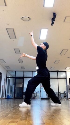 Yell Instagram - _
It's been a while since I danced to another dancer's choreography
언니들 수업 못 들은 게 한이 돼서 그냥 안무를 따버려..
아침부터 저녁까지 훈련 끝내고 또 연습하는(!) 춤으로 가득한 하루🥳
.
#Fearless - #LESSERAFIM
#Choreography by @yoonyoung_jerkfamily x @bengalpark