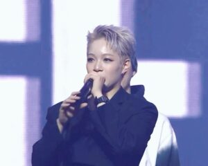Yell Instagram - _
11/20 - 1/2 SWF ON THE STAGE
우선 그동안 콘서트에 찾아와주신 모든 관객들께 깊이 감사 인사를 드리고 싶습니다!
여러분들이 찾아주시고, 응원해주신 덕분에 전국을 돌며 그것도 엄청 큰 무대에서 춤출 수 있었어요.
스우파 방송부터 콘서트까지 모든 과정이 저에게 의미가 정말 남다른데, 탈락 후 링 위를 떠나기 직전에 방송에 안나가더라도 하고 싶은 말이 있다고 마이크를 잡았던 그때 얘기를 꺼내보려고 합니다!
.
원래 비걸로서만이 아닌 댄서로서 다양한 춤을 잘 추고 싶다는 욕심이 있었고, 2020년에 YGX 소속이 되어 코레오씬에서도 조금씩 활동하며 제 춤을 많은 댄서들과 대중들에게 알리기 위해 열심히 달렸습니다. '비걸치고 잘 하네' 가 아닌 '정말 춤 자체를 잘 춘다'는 평을 받고 싶었고 다방면으로 열심히 노력하던 중, 스우파 덕분에 제 목표들이 한 번에 이뤄졌어요. 그것도 엄청나신 댄서분들과 수많은 대중분들께 좋은 반응을 얻게 되다니..
그리고 제가 우러러 보던 분들과 함께 같은 자리에서 경연할 수 있어서, 쉽게 보기 힘든 무대들을 직관할 수 있어 영광이었습니다!
.
제가 국가대표가 되고 대회를 위해 집중해야하는 상황이 되면서 이전처럼 춤을 즐기기 어렵고, 함께 해온 댄서들을 뵐 기회가 적어졌다는 생각이 들어 그동안 함께 해서 감사했다는 인사와 저를 기억해주시길 바라는 마음(?)을 전해드리고 싶어 그동안 경쟁해온 7팀에게 아주 작은 선물을 드렸는데 모든 분들께서 너무 좋아해주셔서 제가 더 감사했어요ㅠㅠ❤️ 항상 응원합니당
.
콘서트 동안 너무 수고 많으셨던 @dulock87 @dj_marcia , 스개파 개그우먼분들, 모든 스탭분들과 @fluent_official_ , 신의 손 순수 헤메 쌤들과 스타일리스트 쌤들 그리고 YGX 모두 감사드려요💖
.
스우파는 끝이 났지만 저희의 춤은 영원히 끝나지 않을거에요. 더 열심히 하겠습니다! 누군가를 받쳐주는 사람이 아닌 그 자체로 빛난다는 걸 증명한 댄서분들께 많은 응원 부탁드려요🥰