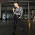 Yell Instagram - _ Now I posted this too late #ColdBlooded 당시 휘몰아치던 스케줄로 하나도 남겨놓지 못한 추억 제 패션 인생의 희귀한 순간이 되었을.. 제시언니와 함께 할 수 있어서 영광이었슴다🥳 🎵Cold Blooded - @jessicah_o ❣️