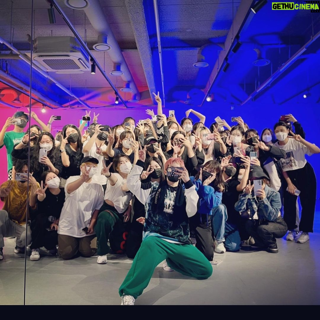 Yell Instagram - _ Pink venom preview in @1million_daejeon π€π 2λ
λ§μ μμΈμ λ²μ΄λ νμ
μ΄μλλ° λ무 μ΄μ μ μΌλ‘ λ§μ λΆλ€μ΄ μ°Έμ¬ν΄μ£Όμ
μ κ°μ¬ν©λλ€!!!! μ¬μ€ μ€λ λ§μ΄ νλ€μλλ° μ¬λ¬λΆλ€ λλΆμ ν° μλμ§ μ»μ΄κ°μπ₯Ή λμ νλΉ μ§,, μ μΆ€μ μμ¬μμ΄ λ§μ΄ λ¨μ§λ§ λλΆμ ν볡ν μΆμ΅ λ§λ€κ³ λμκ°λλ€β¨ππ» _ #PinkVenom - #BlackPink @blackpinkofficial #Choreography by @yell_yeri_kim