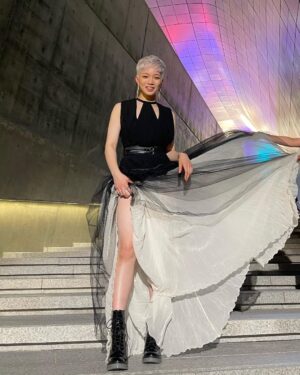 Yell Instagram - _
This dress made me fancy n gave me confidence😂
치마 입은 나.. 많이 낯설어요
스타일리스트쌤 덕분에 광고촬영을 패션위크로 만들고 온 날