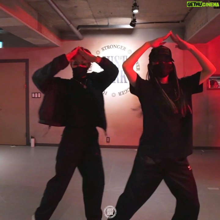 Yell Instagram - _ Gang gang⚡️ The second collab with my bf! 그림체는 완전 다르지만 항상 잘 맞는 우리 늘 좋은 영향을 주는 수정이와 두번째 콜라보에 함께 해주신 모든 분들 진심으로 감사해요💖 . #태지 - @changmo_ #Choreography by @welcometosusuworld x @yell_yeri_kim @justjerkacademy Justjerk Dance Academy