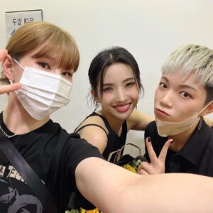 Yell Instagram - _
A few pics from @official_g_i_dle world tour in Seoul

2년만에 만난 우기언니는 늘 멋지고 오늘도 멋졌다 초대해줘서 고마워💘
그리고 평소 좋아하는 아티스트인 아이들 멤버들에게 모두 인사드릴 수 있어 영광이었습니다 최고!!