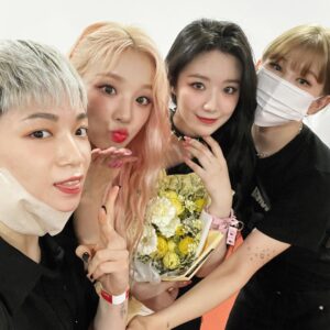 Yell Instagram - _
A few pics from @official_g_i_dle world tour in Seoul

2년만에 만난 우기언니는 늘 멋지고 오늘도 멋졌다 초대해줘서 고마워💘
그리고 평소 좋아하는 아티스트인 아이들 멤버들에게 모두 인사드릴 수 있어 영광이었습니다 최고!!