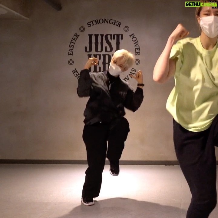 Yell Instagram - _ My dance in some classes that I have not uploaded yet 다른 댄서들의 안무를 배울 때마다 부족함을 많이 느껴서 부끄럽지만 그래도 춤 너무 재미지다...!!!/&:&;@;@;&! 순서는 최신 순🙈 . 1. Run the world - @yeojin1009 x @issa_jihyo 2. 열중쉬어 - @__hey_joo__ 3. Dunk Contest - Eunkyung 4. Pretty Savage - @__hey_joo__