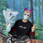 Yell Instagram - 20220324 #Birthday 전주로 촌외훈련하러 내려와있는지라 사실 아무 생각도 기대도 없었던 올해 생일이 정말 너무 감사한 많은 분들 덕분에 특별해진 것 같아요 연락 주시고 축하해주셨던 모든 분들 한 분 한 분 정말 감사드려요🙏🏻 . 부상 등등 개인 사정들 때문에 많이 힘들었는데 당일에 생일 축하해주시러 전주까지 내려와서 선물을 주고가시고 대표팀 전체에게도 서포트를 해주신 팬 여러분 정말 진심으로 감사드려요! 덕분에 앞으로 헤쳐나갈 의지를 매번 얻어갑니다 정말로! 아무것도 모를 때 갑작스런 축하를 받고 울 뻔했는데 꾹 참았어요 흐 . 브레이킹 팀 코리아 감독님 코치님 지예언니 종호오빠 승빈오빠 그리고 이사님까지! 함께 축하해주셔서 감사하고 고생 많으셨습니다✨ . 카카오톡 배너광고가 정말 운명처럼 3시 24분에 처음으로 떴어요! 메세지북도 정말.. 너무 말도 안 되는 선물.. 감사합니다ㅜㅜ 준비해주시느라 너무 고생 많으셨어요 옐단! 더 좋은 댄서, 좋은 사람으로 성장하겠습니다 :) + 그래피티 선물해주신 @bboyheady 오빠 그리고 마지막 축하하러 와주신 전주 레퍼젠 @bgirljayon @ohneroc_skz 진짜 최고❤️❤️❤️ Jeonju, Korea