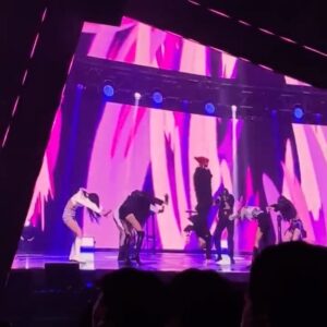 Yell Instagram - _
2022 Superbeewhy and.. I got lucky
These are my best moments of SWF encore concert!
.
2년 전 프로모션 영상의 안무를 직접 무대 위에서 선보여서 더 감회가 남달랐던 수퍼비와
그리고 전국을 돌며 열 몇번의 세컨 무대 중에 1월 1일에 드디어 꽂힌 나인틴
#SWFontheStage