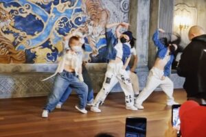 Yell Instagram - _
I Don't Care 2022 ver. at @x_academy_official 
I made this choreography last year and finally it's out to the world! This song is from 13yrs ago but it's still legend Kpop❤️‍🔥
_
13년이 지나도 여전히 명곡인 I don't care 안무 재탄생 시키기 프로젝트!
영원히 마지막이 될 수업은 아니었지만, 앞으로 제 활동에 집중하기 위해 잠시 수업은 쉬어가게 될 것 같아요🥺 찾아와 주신 모든 분들께 정말 감사드립니다!
그리고 흔쾌히 함께 해 준 혜주언니 선주 나인 희수 너무 든든하고 항상 감사합니당❤️
_
#Choreography @yell_yeri_kim 
#2NE1 - I Don't Care
@_minzy_mz @chaelincl @newharoobompark @daraxxi 
.
❤️ @__hey_joo__ @caprisunju @nain_jerkfamily @s0nghs ❤️