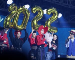 Yell Instagram - _
11/20 - 1/2 SWF ON THE STAGE
우선 그동안 콘서트에 찾아와주신 모든 관객들께 깊이 감사 인사를 드리고 싶습니다!
여러분들이 찾아주시고, 응원해주신 덕분에 전국을 돌며 그것도 엄청 큰 무대에서 춤출 수 있었어요.
스우파 방송부터 콘서트까지 모든 과정이 저에게 의미가 정말 남다른데, 탈락 후 링 위를 떠나기 직전에 방송에 안나가더라도 하고 싶은 말이 있다고 마이크를 잡았던 그때 얘기를 꺼내보려고 합니다!
.
원래 비걸로서만이 아닌 댄서로서 다양한 춤을 잘 추고 싶다는 욕심이 있었고, 2020년에 YGX 소속이 되어 코레오씬에서도 조금씩 활동하며 제 춤을 많은 댄서들과 대중들에게 알리기 위해 열심히 달렸습니다. '비걸치고 잘 하네' 가 아닌 '정말 춤 자체를 잘 춘다'는 평을 받고 싶었고 다방면으로 열심히 노력하던 중, 스우파 덕분에 제 목표들이 한 번에 이뤄졌어요. 그것도 엄청나신 댄서분들과 수많은 대중분들께 좋은 반응을 얻게 되다니..
그리고 제가 우러러 보던 분들과 함께 같은 자리에서 경연할 수 있어서, 쉽게 보기 힘든 무대들을 직관할 수 있어 영광이었습니다!
.
제가 국가대표가 되고 대회를 위해 집중해야하는 상황이 되면서 이전처럼 춤을 즐기기 어렵고, 함께 해온 댄서들을 뵐 기회가 적어졌다는 생각이 들어 그동안 함께 해서 감사했다는 인사와 저를 기억해주시길 바라는 마음(?)을 전해드리고 싶어 그동안 경쟁해온 7팀에게 아주 작은 선물을 드렸는데 모든 분들께서 너무 좋아해주셔서 제가 더 감사했어요ㅠㅠ❤️ 항상 응원합니당
.
콘서트 동안 너무 수고 많으셨던 @dulock87 @dj_marcia , 스개파 개그우먼분들, 모든 스탭분들과 @fluent_official_ , 신의 손 순수 헤메 쌤들과 스타일리스트 쌤들 그리고 YGX 모두 감사드려요💖
.
스우파는 끝이 났지만 저희의 춤은 영원히 끝나지 않을거에요. 더 열심히 하겠습니다! 누군가를 받쳐주는 사람이 아닌 그 자체로 빛난다는 걸 증명한 댄서분들께 많은 응원 부탁드려요🥰