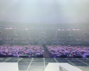 Yell Instagram - _
11/20 - 1/2 SWF ON THE STAGE
우선 그동안 콘서트에 찾아와주신 모든 관객들께 깊이 감사 인사를 드리고 싶습니다!
여러분들이 찾아주시고, 응원해주신 덕분에 전국을 돌며 그것도 엄청 큰 무대에서 춤출 수 있었어요.
스우파 방송부터 콘서트까지 모든 과정이 저에게 의미가 정말 남다른데, 탈락 후 링 위를 떠나기 직전에 방송에 안나가더라도 하고 싶은 말이 있다고 마이크를 잡았던 그때 얘기를 꺼내보려고 합니다!
.
원래 비걸로서만이 아닌 댄서로서 다양한 춤을 잘 추고 싶다는 욕심이 있었고, 2020년에 YGX 소속이 되어 코레오씬에서도 조금씩 활동하며 제 춤을 많은 댄서들과 대중들에게 알리기 위해 열심히 달렸습니다. '비걸치고 잘 하네' 가 아닌 '정말 춤 자체를 잘 춘다'는 평을 받고 싶었고 다방면으로 열심히 노력하던 중, 스우파 덕분에 제 목표들이 한 번에 이뤄졌어요. 그것도 엄청나신 댄서분들과 수많은 대중분들께 좋은 반응을 얻게 되다니..
그리고 제가 우러러 보던 분들과 함께 같은 자리에서 경연할 수 있어서, 쉽게 보기 힘든 무대들을 직관할 수 있어 영광이었습니다!
.
제가 국가대표가 되고 대회를 위해 집중해야하는 상황이 되면서 이전처럼 춤을 즐기기 어렵고, 함께 해온 댄서들을 뵐 기회가 적어졌다는 생각이 들어 그동안 함께 해서 감사했다는 인사와 저를 기억해주시길 바라는 마음(?)을 전해드리고 싶어 그동안 경쟁해온 7팀에게 아주 작은 선물을 드렸는데 모든 분들께서 너무 좋아해주셔서 제가 더 감사했어요ㅠㅠ❤️ 항상 응원합니당
.
콘서트 동안 너무 수고 많으셨던 @dulock87 @dj_marcia , 스개파 개그우먼분들, 모든 스탭분들과 @fluent_official_ , 신의 손 순수 헤메 쌤들과 스타일리스트 쌤들 그리고 YGX 모두 감사드려요💖
.
스우파는 끝이 났지만 저희의 춤은 영원히 끝나지 않을거에요. 더 열심히 하겠습니다! 누군가를 받쳐주는 사람이 아닌 그 자체로 빛난다는 걸 증명한 댄서분들께 많은 응원 부탁드려요🥰