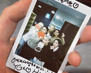 Yell Instagram - _
11/20 - 1/2 SWF ON THE STAGE
우선 그동안 콘서트에 찾아와주신 모든 관객들께 깊이 감사 인사를 드리고 싶습니다!
여러분들이 찾아주시고, 응원해주신 덕분에 전국을 돌며 그것도 엄청 큰 무대에서 춤출 수 있었어요.
스우파 방송부터 콘서트까지 모든 과정이 저에게 의미가 정말 남다른데, 탈락 후 링 위를 떠나기 직전에 방송에 안나가더라도 하고 싶은 말이 있다고 마이크를 잡았던 그때 얘기를 꺼내보려고 합니다!
.
원래 비걸로서만이 아닌 댄서로서 다양한 춤을 잘 추고 싶다는 욕심이 있었고, 2020년에 YGX 소속이 되어 코레오씬에서도 조금씩 활동하며 제 춤을 많은 댄서들과 대중들에게 알리기 위해 열심히 달렸습니다. '비걸치고 잘 하네' 가 아닌 '정말 춤 자체를 잘 춘다'는 평을 받고 싶었고 다방면으로 열심히 노력하던 중, 스우파 덕분에 제 목표들이 한 번에 이뤄졌어요. 그것도 엄청나신 댄서분들과 수많은 대중분들께 좋은 반응을 얻게 되다니..
그리고 제가 우러러 보던 분들과 함께 같은 자리에서 경연할 수 있어서, 쉽게 보기 힘든 무대들을 직관할 수 있어 영광이었습니다!
.
제가 국가대표가 되고 대회를 위해 집중해야하는 상황이 되면서 이전처럼 춤을 즐기기 어렵고, 함께 해온 댄서들을 뵐 기회가 적어졌다는 생각이 들어 그동안 함께 해서 감사했다는 인사와 저를 기억해주시길 바라는 마음(?)을 전해드리고 싶어 그동안 경쟁해온 7팀에게 아주 작은 선물을 드렸는데 모든 분들께서 너무 좋아해주셔서 제가 더 감사했어요ㅠㅠ❤️ 항상 응원합니당
.
콘서트 동안 너무 수고 많으셨던 @dulock87 @dj_marcia , 스개파 개그우먼분들, 모든 스탭분들과 @fluent_official_ , 신의 손 순수 헤메 쌤들과 스타일리스트 쌤들 그리고 YGX 모두 감사드려요💖
.
스우파는 끝이 났지만 저희의 춤은 영원히 끝나지 않을거에요. 더 열심히 하겠습니다! 누군가를 받쳐주는 사람이 아닌 그 자체로 빛난다는 걸 증명한 댄서분들께 많은 응원 부탁드려요🥰