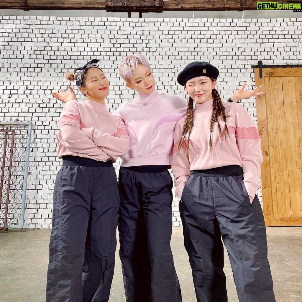 Yell Instagram - _ The first dance video in 2022 I'm gonna start the year with this! Welcome and Happy 2022🥳 Full ver is on my Youtube so go right now and check it out! . 2022년의 첫 시작을 여는 새로운 프로모션! 올 한해는 작년보다 더 행복하고 건강하길 바라는 마음으로 준비한 영상 부담없이 즐겨주세요🥳 풀버전은 프로필 링크 통해서 보실 수 있습니다!-! _ #PermissionToDance - #BTS @bts.bighitofficial #Choreography - @yell_yeri_kim . Danced with @rollinghands_lockerhope @locker.zee . Filmed by @clownmaker_lbtc @clownmaker_film . Special thanks to NIKE Korea