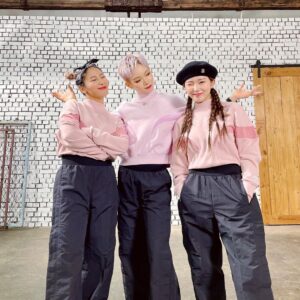 Yell Instagram - _
The first dance video in 2022
I'm gonna start the year with this! Welcome and Happy 2022🥳
Full ver is on my Youtube so go right now and check it out!
.
2022년의 첫 시작을 여는 새로운 프로모션!
올 한해는 작년보다 더 행복하고 건강하길 바라는 마음으로 준비한 영상 부담없이 즐겨주세요🥳
풀버전은 프로필 링크 통해서 보실 수 있습니다!-! 
_
#PermissionToDance - #BTS
@bts.bighitofficial 
#Choreography - @yell_yeri_kim
.
Danced with @rollinghands_lockerhope
@locker.zee 
.
Filmed by @clownmaker_lbtc 
@clownmaker_film 
.
Special thanks to NIKE Korea