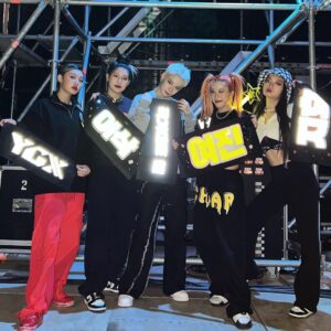Yell Instagram - _
Today's SWF concert had a lot of fun moments🥳
지난 주 대회 때문에 아쉽게 불참한 부산콘 이후로 돌아온 광주콘!
한결 마음 편하게 즐길 수 있어서 더 신났던 것 같아요☺️ 다음은 대구에서 만나요💘
.
+윤경이가 씌워준 핑크가발
+이삭언니의 막내사랑에 하복근 운동