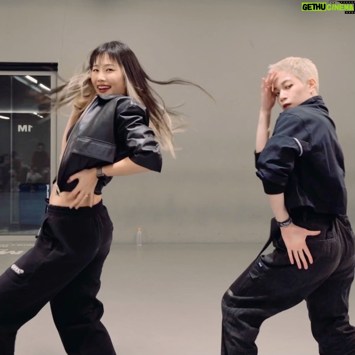 Yell Instagram - It's a our VIBE with @aracho216 Late upload😂 a collabo class last month! You can see how happy I am hehe 지난 2월 드디어 콜라보한 아라언니랑 바이브🫶🏻 준비부터 수월했던 안정적인 밸런스 조합 다음에 또 함께 해요🥳 . #VIBE - #Taeyang @__youngbae__ #Choreography - @aracho216 x me @1milliondance 1MILLION Dance Studio