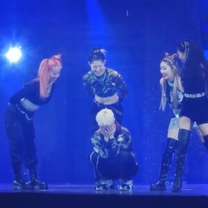 Yell Instagram - _
The first SWF On the Stage concert is over yesterday! And this part will change every time we perform hehe
.
주말을 순삭시킨 스우파 서울콘 재밌게 보셨나요?
YGX의 두 번째 무대 속 작은 코너, 언니들의 막내 따라하기
막내가 뭘 할 지 모르는 그 긴장감(?)을 느끼는 언니들의 모습을 즐기는 재미에 삽니다ㅎ
앞으로 남은 콘서트도 기대해 주세요>_<🌟
#SWF #스트릿우먼파이터 #YGX