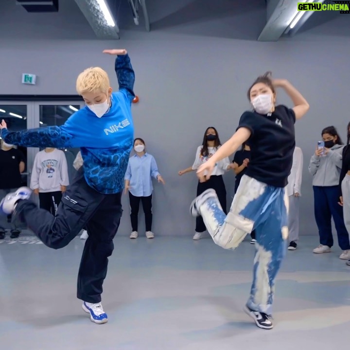 Yell Instagram - _ We dancing like a C-E-Ho! What a fun collabo choreography with @__hey_joo__ 준비할 때 부터 너무 재미났던 Grrls🫶🏻 소중한 인연인 혜주언니랑 두번째 콜라보였는데 춤이 짝짝 맞는 이 두 걸스의 조합 앞으로도 종종 함께 해보겠습니다..✨ . #Choreography @yell_yeri_kim x @__hey_joo__ #Grrls - @lizzobeeating 💖 @1milliondance