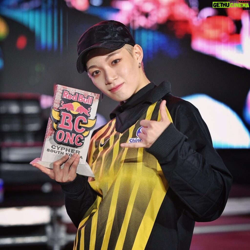 Yell Instagram - _ I got a trophy today at the Redbull BC One Korea cypher🏆 It's not easy to battle for 4days in a week with injured body💦 Thank u for allowing me to participate @redbullkr even though I can't join the WF this time due to injuries and other reasons. I'm looking forward to next year🔥 shout out to @mono_att who will represent in New York! . 2019년 이후로 오랜만에 참가한 한국 레드불 싸이퍼에서 우승했습니다! 일주일 동안 4일을 배틀한 적은 처음.. 아쉽지만 월드파이널은 내년을 기약하고 저는 더 단단해져서 돌아오겠습니다🔥 오늘 많은 응원 보내주셔서 감사합니다 :)❤️ _ @shinhangroup_official @simmonskorea @nike Special thanks to @1milliondance