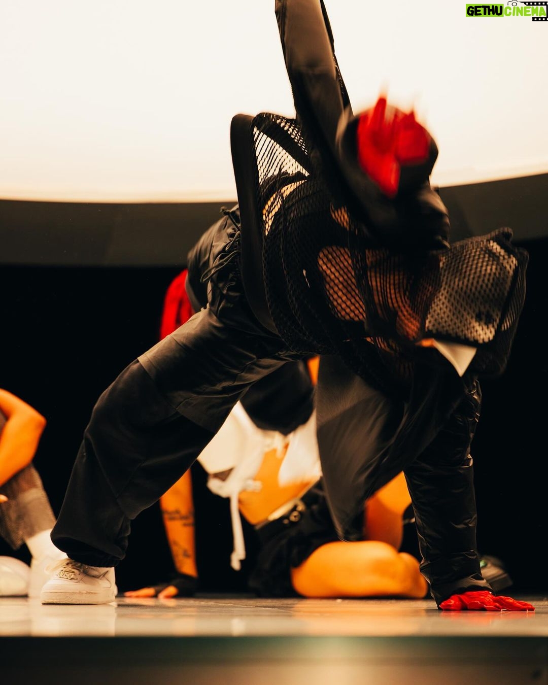 Yell Instagram - Korean breaker @yell_yeri_kim knows that her breaking moves tell a story, and so does her style. “Style is the first way to show myself to strangers,” she says. 비걸 예리는 그녀의 브레이킹 움직임 뿐만 아니라 그녀의 스타일 또한 그녀의 스토리를 전달한다고 믿습니다. “스타일은 다른 사람들에게 제 자신을 보여주는 첫인상 같아요”