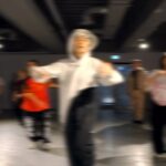 Yell Instagram - A simple toprockin to @dojacat 's song! It was the first breaking class at @1milliondance I tried, thank u for enjoying&learning my own style! 이 노래를 듣고 유명한 틱톡 안무보다 탑락이 먼저 밟히던 저는 아무래도 확신의 비걸 생각보다 많은 분들이 좋아해주셔서 어렵지 않은 난이도로 브레이킹 클래스를 진행해보려해요! 앞으로도 많관부🌸 #DojaCat - Paint the town red Danced with @wild_raon @miyao_sujung