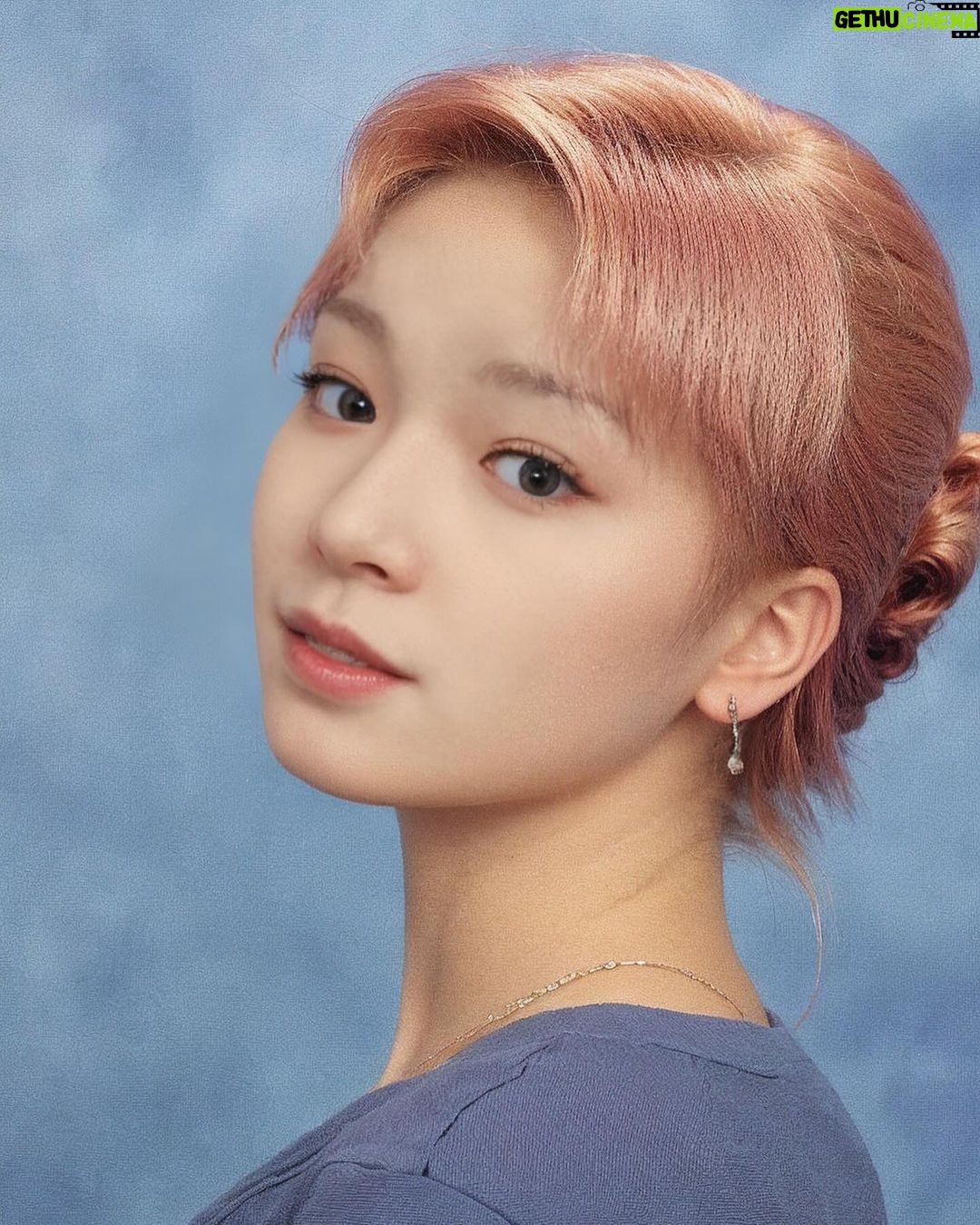 Yell Instagram - #Trend in Korea 적응 안되는 긴 머리 옐,, 행복한 추석 연휴에 웃음 보태드립니다,, 허허 #AIyearbook