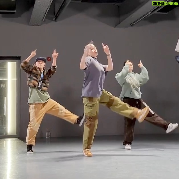 Yell Instagram - _ My new choreography from 2months ago It's the most comfortable style for me, even though it's hard to dance n teach๐ ๋ํ ์์ฆ์ด๋ผ ๋ค๋ฆ๊ฒ ์ฌ๋ฆฌ๋ ๋ธ๋ฃจ์ณ ์ข์ํ๋ ์์
์ ์ข์ํ๋ ์ฌ๋๋ค๊ณผ ์ข์ํ๋ ์ถค์ ์ถฐ์ ํ๋ณตํ์ง๋ง ์กฐํผ ๋นก์
๋ ์๋ฌด..๋ฅผ ํจ๊ป ์์ดํด์ฃผ์ ๋ชจ๋ ๋ถ๋ค๊ป ๊ฐ์ฌ๋๋ ค์๐ฅน #Choreography @yell_yeri_kim Danced with @caprisunju @__hey_joo__ #BluecheckRemix #Bluecheck Parts of @youngji_02 @moresojuplease @1milliondance