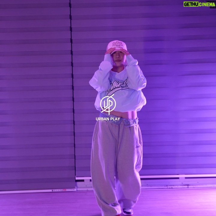 Yeojin Instagram - ✨ #music @victoriamonet On my mama #choreography By Me @yeojin1009 #location @uplydance_ 🔅 #camera @hyunxu_1ll7 🔅 느낌과 리듬을 함께 가지고 가고싶었는데 쉽지않네유 :( 저도 더 연습하고 연구해야겠어요! 이번주고 함께해주셔서 감사합니다 건강하게한주 마무리 잘 하구 담주에 만나요☀️ #yeojin #yeojinchoreography #urbanplay #classvideo #victoriamonet #onmymama