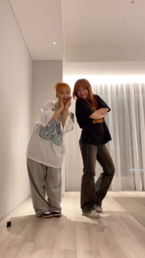 Yeojin Instagram - @akmuofficial Love Lee
Choreography by Me @yeojin1009 
악뮤 이번 신곡 많이 사랑해 주세요!!

해외에서도 나의 작업은 멈추지 안능다!😗🔅
트래블메이트 한비와 🥰
#akmu #lovelee #악동뮤지션 #러브리