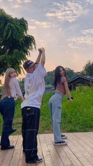 Yeojin Instagram - 붐붐붐붐심쟝이뛰내에에에에에에에에에
#reels #lesserafim #이브프시케그리고푸른수염의아내 #르세라핌