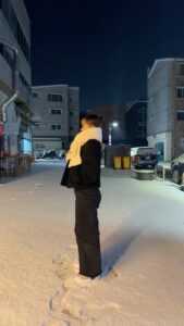 Yeojin Instagram - 눈온다🤩🤟❄️!! 안전운전 하셔야합니다 모듀 🫡 근데 … 이거 이렇게 하는거 맞아? 👀?? #reels #yeojin #눈 #릴스