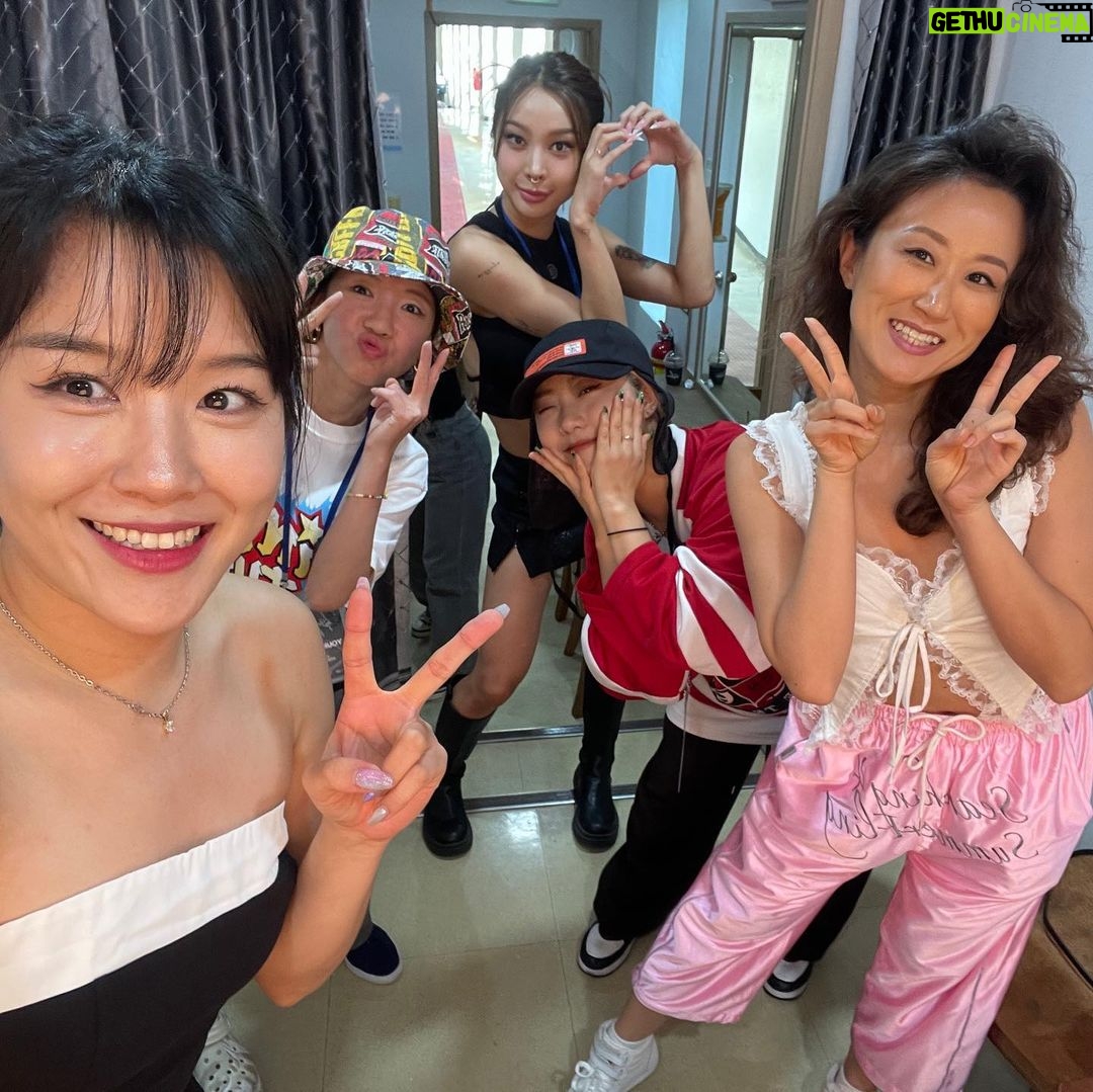 Yeojin Instagram - ✨ @dancers_night_korea 2023.07.29 피메일스타 주니어대회에 심사로 다녀왔어요 :) 부쩍 심사일정이 많아진 올해, 모든게 감사할 따름입니다! 왜 항상 무대는 아쉬운요소가 자꾸 생길까유 후… 모자 훌러덩쇼라니ㅠ 그래두 더 많은걸 해나갈수있게 열심히 해야겠다는 생각을 더더욱이 하고있슴다🥺🙏 참가하신 모든분들 너무 고생많으셨고 함께 심사할수있어 영광이었습니다! @loveran725 @lnlygrn @queentaaon1y @aphrodite_._._ 그리고 초대해주신 @dancer_hans 원장쌤! 감사드립니다 너무 🙏 #yeojin #judge #solo #performance #competition #female #피메일스타 #컴페티션