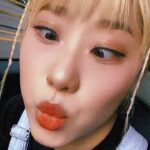 Yeojin Instagram - 🤓🤟 쉬는날 시간은 왜때무네 빨리가나여 👕👜 @chapchap_official_ @chapchap_official_ @chapchap_official_ #여진 #데일리 #가방 #풋볼티셔츠 #찹찹 #yeojin #daily #bag #chapchap