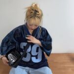 Yeojin Instagram - 🤓🤟 쉬는날 시간은 왜때무네 빨리가나여 👕👜 @chapchap_official_ @chapchap_official_ @chapchap_official_ #여진 #데일리 #가방 #풋볼티셔츠 #찹찹 #yeojin #daily #bag #chapchap