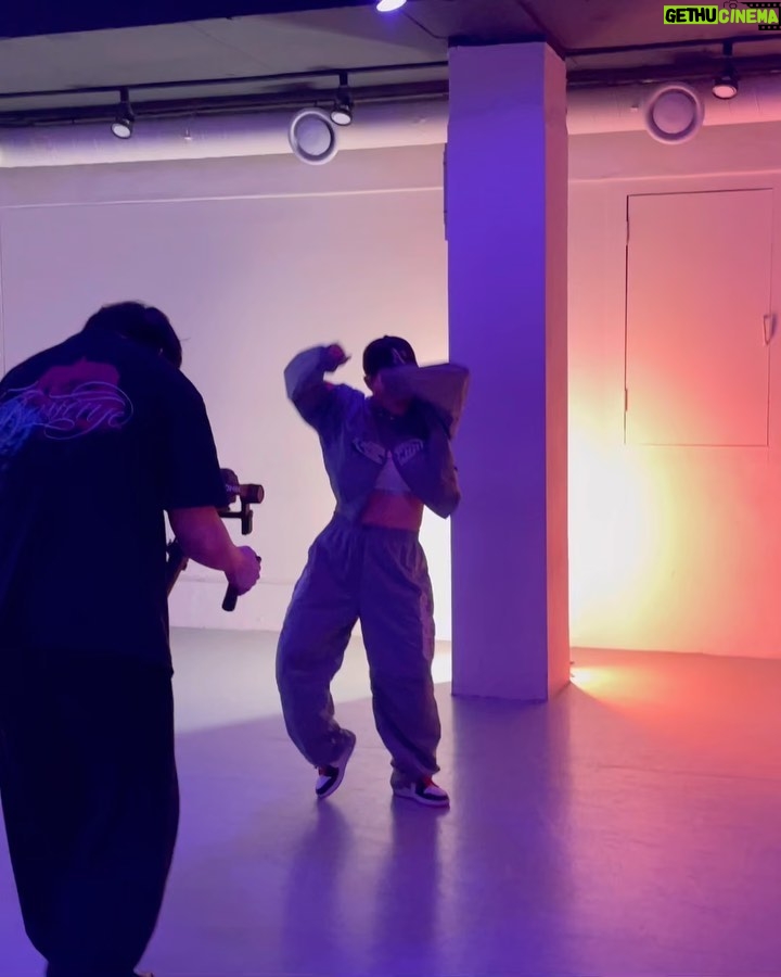 Yeojin Instagram - #remind #class 1. @mbacrew_official Paradise 2. @theestallion @shenseea Lick Choreo by Me Location @uplydance_ Every Fri 7:20pm 리마인드를 하면 무엇이 좋았고 좋아졌고 좋아해야하는지를 더 알게되는것같아서 좋다 :) 나를 좀 더 보듬기를🫶 언제나 함께해주는 이들 덕에 춤을 춰나가요 감사합니다! 이따 저녁에도 뵈어요🔥 #yeojin #yeojinchoreography #classvideo #choreography #mbacrew #paradise #megantheestallion #shenseea #lick #urbanplay 어반플레이댄스아카데미