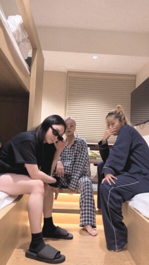 Yeojin Instagram - 이 파티에 낄사람?
중요한건 우리 아직 맨정신이라는거야
@whee_inthemood 
@yoonyoungkwak_ 

#party #together