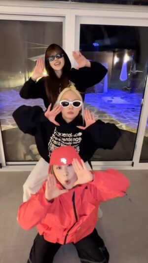 Yeojin Instagram - 우리 애교는 어떤데
@jyojyoxo @isakkk_woo 
#덕두글램핑 #릴스 #왜요왜요왜요