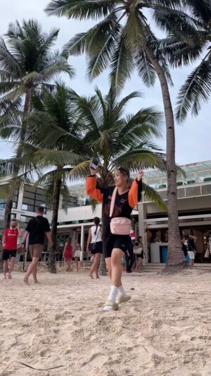 Yeojin Instagram - 보라카이!알았다카이!🤟😎🌴

👕 @chapchap_official_ 
‘스트릿로고 풋볼져지‘

#yeojin #boracay #reels