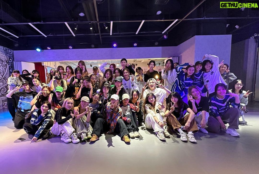 Yeojin Instagram - π Thank you china π¨π³ Shenzhen -> wuhan -> Shenyang It was nice to receive a lot of welcome from China, which I visited after a long time. See you next time! #yeojin #dancer #china #workshop