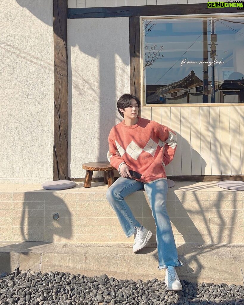 Yeon Seung-ho Instagram - The warm sunshine is back!🌿 경주 황리단길