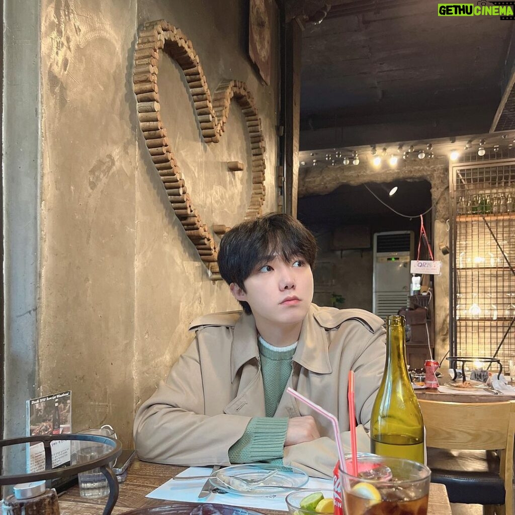 Yeon Seung-ho Instagram - 볼 빵빵 바람 넣고 멍 때리기😜