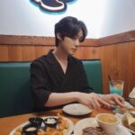 Yeon Seung-ho Instagram - Happiness is eating delicious food and having fun!🍗🥗 Eat delicious food and let's all cheer up!💙 현대 프리미엄 아울렛 송도점